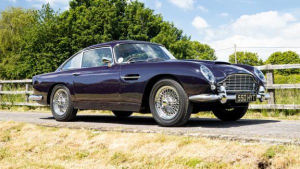 Няма обикновен DB4, а този е Vantage с двигател „Special Series“, който се произвежда след 1961 година. Неговата мощност от 266 к.с. (с 26 к.с. повече от стандартни модел), като това не е много за днешните стандарти, но за времето си DB4 e била една изключително бърза кола. И красива, разбира се, като за това помага и оригиналният лилав цвят.