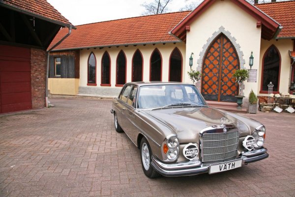 Mercedes-Benz 300 SEL 6.3. Автомобилът е възстановен от тунинг студиото Vath 