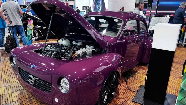 Ето го Iron Maven - прякор, даден на този красив рестомод VolvoPV544. Това е резултат от 18 месеца работа на екипа на Girl Gang Garage, който се състои само от жени. Техният брой е 160, като включва както аматьори, така и професионални механици, заварчици, бояджии и културисти. А в основата на проекта е кола от 1961 г., която е трябвало да бъде напълно разглобена, за да бъде значително модифицирана. 