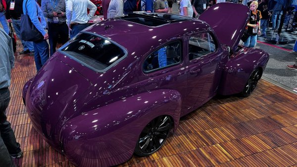 Girl Gang Garage успя да инсталира хибридно задвижване от модела S60 Recharge. Двигател с турбокомпресор 2.0L, съчетан с електрически мотор с мощност 87 к.с. за обща мощност от 415 к.с. и 640 Нм въртящ момент. Колата получава изцяло нова система за окачване, както и съвременна мултимедийна система, комбинирана с интересен външен вид.