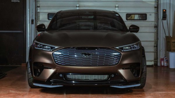 Ето го „най-свирепият“ Ford Mustang Mach-E GT, който ще намерите на планетата. Произведен от компанията Tucci Hot Rods, този Mach-E GT е със снижено с няколко милиметра окачване, като е оборудван с пълен бодикит, включващ разширители на калницит и спойлер на покрива. Някои от тези части са направени с помощта на 3D принтер. 