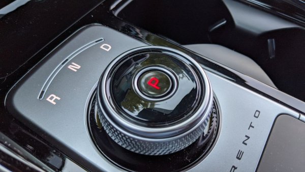 Въртящият се контролер за предавките доста напомня за онзи в Range Rover и Jaguar, и наистина изглежда елегантно. Все пак бихме предпочели лост