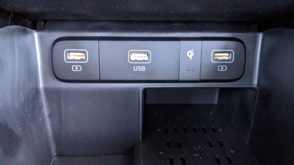 Sorento е, доколкото ни е известно, рекордьор по брой на зарядните точки за мобилни устройства - цели 11, ако броим и безжичното зарядно за смартфони