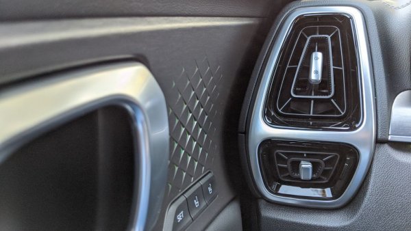 Въздуховодите на климатичната система са любопитно разделени на две части - за тялото и за краката