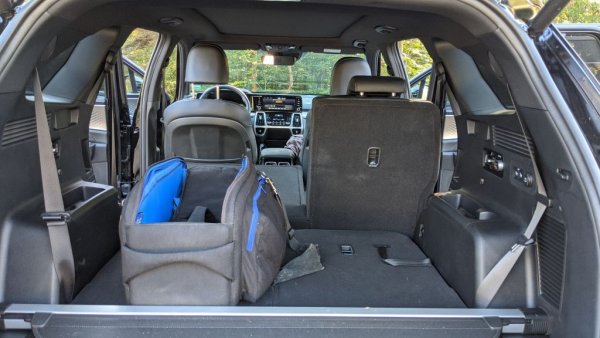 Със сгънати втори и трети ред, Sorento побира цели 2000 литра багаж...