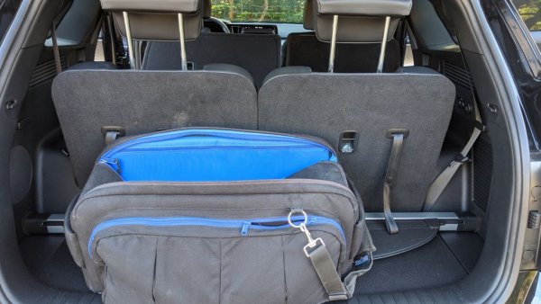 ... но ако ползвате и третия ред, остава място колкото за два-три малки куфара