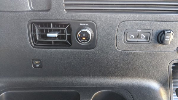 Контрол за климатика и USB даже за третия ред седалки. Бутоните за сгъване на втория ред са голямо удобство