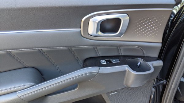 Удобни поставки за чаши и в задните врати 