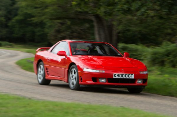 Този модел е сериозно натоварен с технологии: активни аеродинамични елементи, 4х4, адаптивно окачване, две турбини и разбира се, четири управляеми колела. Но така и не успя да се пребори с конкуренцията на BMW и Porsche.
