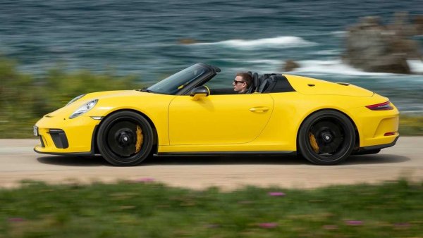 Още един спортен модел на Porsche в списъка - 911 Speedster. Той е много по-ексклузивен от GT3 и следователно струва повече. Четирилитровият боксерен двигател, който работи в съчетание с 6-степенна механична скоростна кутия, развива мощност от 510 коня и може да ускори откритата двувратка до 310 км/ч.