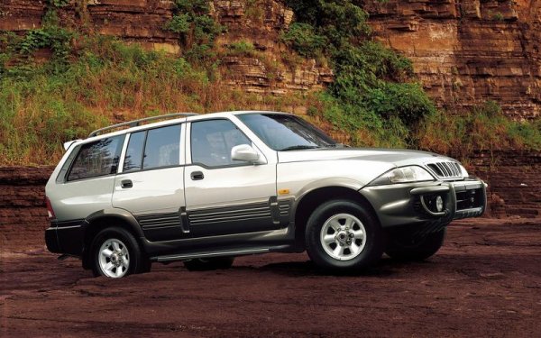 SsangYong Musso никога не бил нещо друго, освен бюджетен всъдеход, който да се конкурира с моделите на Land Rover и Jeep. Той обаче има тайно оръжие под капака си &ndash; двигатели на Mercedes-Benz, благодарение на които корейският автомобил получава сериозна подкрепа.

Първият мотор е 2,7-литров турбодизел с 5 цилиндъра, който Mercedes-Benz поставя на собствената си E-Class. В Musso той е доста шумен, то това се променя, когато идва 3,2-литровият редови двигател с 6 цилиндъра. Той направо изстрелва корейския модел, като позволява ускорение от 0 до 100 км/ч за 8,5 секунди. Mercedes също осигурява 2,3-литров бензинов двигател от 1997 г. до края на жизнения цикъл на Musso през 1999 година.