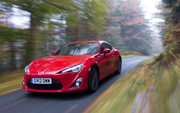 Раждането на Toyota GT86 от Toyota и неговият брат Subaru BRZ отнема доста време и преговори между двете японски компании. Toyota купува дял от Subaru, чиито инженери обаче са скептично настроени към проекта за спортни автомобили. В крайна сметка те се включиха и помогнаха за разработката на 4-цилиндровия мотор, който се използва от двата модела.

Наречен FA20 от Subaru и 4U-GSE от Toyota, 2.0-литровият агрегат обикновено е атмосферен, а не с турбо, което е характерно за моделите на Subaru. Той развива 200 к.с., като мощността се предава към задната ос и това прави колата много забавна за каране.