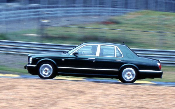 По време на сложната сделка, при която в крайна сметка Rolls-Royce стана собственост на BMW, а Bentley се озова във Volkswagen Group, се стигна до момент, в който Bentley произвеждаше автомобили с двигатели на баварския производител. Тази странна ситуация доведе до положение, при което първите бройки от Arnage излизаха от завода в Крю с 4,4-литров туин-турбо V8, докато произвежданият по същото време Rolls-Royve Silvet Seraph получаваше 5,4-литров V12, който също е на BMW.

В крайна сметка, Volkswagen замени мотора на BMW с 6,75-литров V12, който все още се използва от моделите на Bentley. Повечето експерти обаче са категорични, че за британския автомобил далеч по-удачен е по-лекия V8 мотор, който развива 355 к.с.