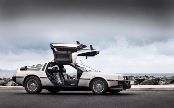 Приказката за De Lorеan DMC-2 може да послужи като предупреждение за всички, които обмислят пускането на автомобил с голям работен обем на двигателя, но с малка мощност. В случая изборът пада върху мотора Douvrin V6 на алианса Peugeot-Renault-Volvo. Агрегатът V6 с обем 2849 куб. см развива едва 133 к.с., което никак не е подходящо за спортен автомобил.

Инженерите на De Lorean се опитаха да подобрят конструкцията на двигателя, като прекопираха тази на Porsche 911, но това не се оказа успешен ход. И ако не беше филмът „Завръщате в бъдещето“, DMC-2 със сигурност бързо щеше да бъде забравен.