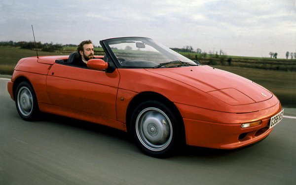 Моделът Lotus Elan M100 започна живота си с двигател на Toyota, но компанията беше купена от General Motors и това наложи промяна. В случая, беше избран мотор на компанията Isuzu, която е собственост на GM по това време. Той беше преработен от инженерите на Lotus, за да отговаря на качествата на спортната кола. Крайният резултат е мощност от 135 к.с. в атмосферния вариант и 165 к.с. при версията с турбо.

И двете версии на новия Elan са с предно предаване и 5-степенна механична скороста кутия. Турбо-версията ускорява от 0 до 100 км/ч за 6,5 секунди и развива 220 км/ч. Това обаче се оказва недостатъчно, като от модела са продадени едва 4555 бройки.