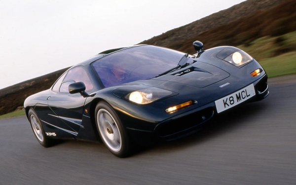 Дизайнерът на McLaren F1 – Гордън Мъри, се обръща към BMW за създаването на подходящ двигагел за неговата суперкола. Оригиналната спецификация е за 6,0-литров мотор, който да предлага 100 к.с. на литър работен обем. В BMW обаче не се справят с точно тези изисквания и създават V12 мотор с обем 6,1 литра, 48 клапана и 103 к.с. на литър.

Интересното в случая е, че при създаването на автомобила отборът на McLaren във Формула 1 използва двигател на Honda. Така че изборът на мотор на BMW за суперколата е доста смело решение, което обаче се оказва напълно оправдано.