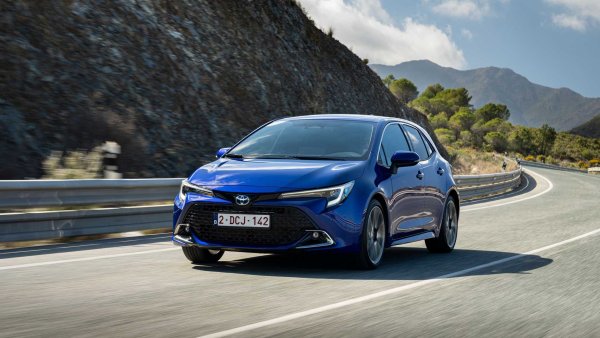 Най-успешният модел в историята продължава да се радва на стабилно търсене, като намалението на продажбите му спрямо октомври 2023 не е толкова сериозно.
