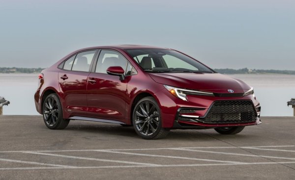 Въпреки че продажбите са намалели с 3% досега тази година, Corolla все още е сравнително високо в този списък. Сега е доста по-напред от своя близък съперник Honda Civic, който е 17-и със 152 500 продажби.