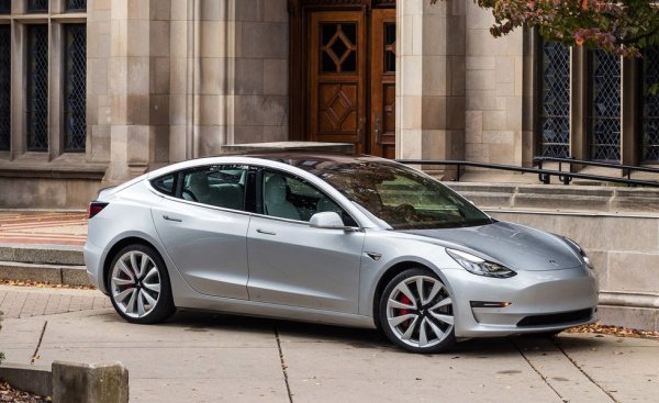 Tesla записва рекордни продажби тази година, като те се дължат основно на седана Model 3 и на кросоувъра Model Y. Както винаги, числата тук са само прогнозни (предоставени са от Automotive News), тъй като самата компания не разделя продажбите си по регион или модел. 