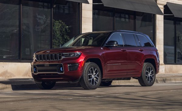 Grand Cherokee преди беше един от няколкото модела на Stellantis със спад в продажбите, но силното трето тримесечие помогна на средноразмерния (по американските стандарти) SUV да увеличи резултата си с 6% спрямо миналата година.