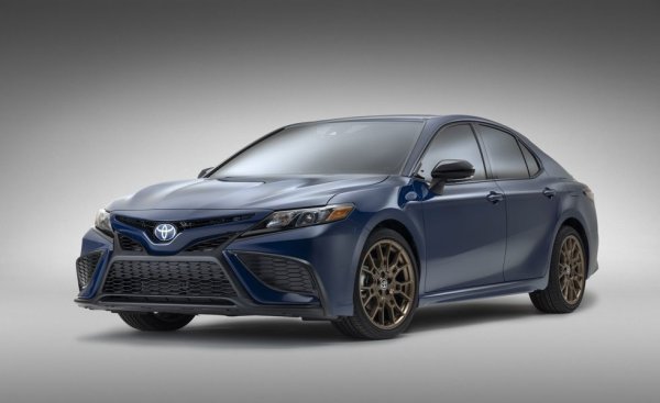Toyota Camry сякаш е абонирана да бъде най-продаваният модел (извън SUV и пикапи), като японският седан запазва мястото и дори записва ръст на продажбите с 2% спрямо същия период на миналата година.