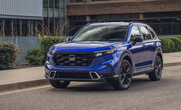 Продажбите на CR-V са се увеличили с 47% спрямо миналата година, но все още изостават с голяма разлика от тези на големия конкурент Toyota RAV4. Битката между тези два кросоувъра продължава.