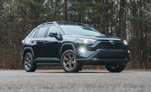 RAV4 беше най-продаваният SUV в Америка миналата година, но ще трябва да поработи усилено, за да запази тази корона тази година. Продажбите му засега са стабилни и той задържа позицията си.