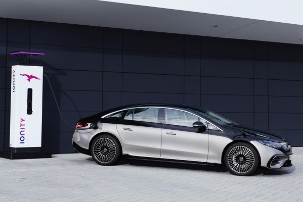 Луксозният седан Mercedes-Benz EQS впечатлява не само със своята автономност, достигайки 822 км по цикъл WLTP във версията EQS 450+, но и със скоростта на зареждане. За 10 минути той възстановява 154 км пробег, а за 20 минути - 275 км. Това го прави идеален за дълги пътувания, въпреки че цената му започва от 105 200 евро.
