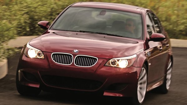 Години на производство: 2005-2010

Модел BMW M5

Двигател - 5.0-литров V10 (S85)

Мощност - 500 к.с.

Въртящ момент – 520 Нм

Ускорение от 0 до 100 км/ч – под 4.7 секунди

Мощност/литър - 100 к.с./литър

Ограничител на оборотите - 8250 об/мин