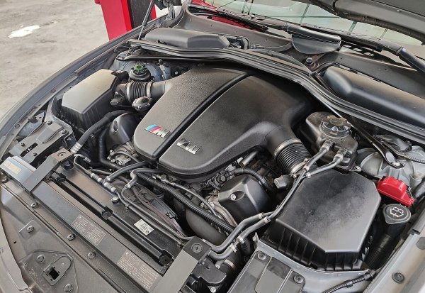 BMW беше в своя пик на атмосферните двигатели в началото на 2000-те и бихме могли да попълним този списък с високооборотните редови шестцилиндрови и V8 двигатели, които задвижваха най-добрите им модели от тази епоха. За да се запази баланса е избран най-впечатляващия им пътен двигател - S85.

5.0-литровият V10 е монтиран на съвременните модели M5 и M6. С мощност от 100 к.с. повече от досегашния 5.0-литров V8, монтиран на стария E39 M5, този мотор би се чувствал добре и в суперкола със средно разположен двигател. Дори в тромавия четириврат M5, той е супербърз. Въпреки че автоматизираната ръчна скоростна кутия SMG не става за града, а двигателите са известни със своята крехкост, M5 все още предлага опияняващо изживяване при шофиране.