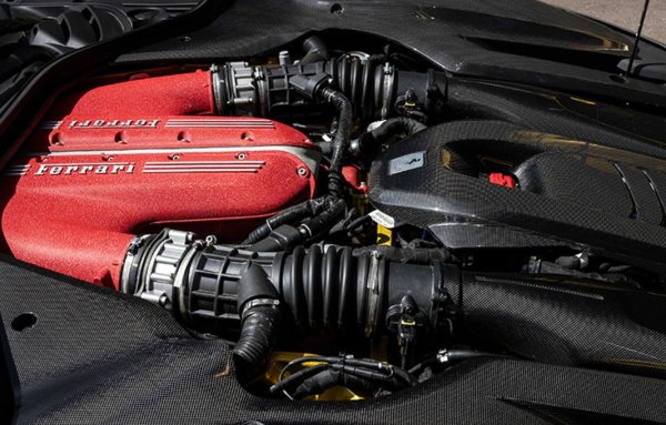 Ferrari е най-известен със своите великолепни V12 двигатели, най-ранният от които е малък 1,5-литров двигател, монтиран на спортния автомобил 125S още през 1947. Цифрите за мощност и обем са се увеличили постоянно оттогава, да не говорим за технологичните нива, а настоящият 12-цилиндров двигател представлява върха на това, на което Ferrari е способно.

Този 6,5-литров агрегат е развитие на двигателя, използван във Ferrari 812, но произвежда допълнителни 30 к.с., равни на досегашния 812 Competizione. Името на автомобила буквално означава 12 цилиндъра, а оборотомерът достига границата от 9500 об/мин за пореден път. Това може да е последният атмосферен V12 двигател на Ferrari.