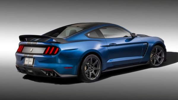 Години на производство: 2015-2020

Модел - Ford Mustang GT350

Двигател - 5.2-литров V8

Мощност - 526 к.с.

Въртящ момент &ndash; 581 Нм

Ускорение от 0 до 100 км/ч - 4,1 секунди

Мощност/литър - 101 к.с./литър

Ограничител на оборотите - 8250 об/мин