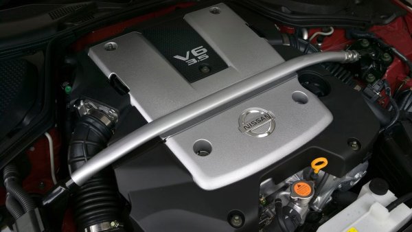 Това не не беше най-мощният за размера си, нито дори най-въртящият се двигател, но поколения дрифтери, модъри и тунери са се възползвали максимално от здравите му вътрешни компоненти и впечатляващото му разгръщане на мощност. Беше страхотен и в заводски вид, а леко подобрена версия продължи да задвижва 370Z до 2020. Двигателят на Nissan VQ също така е бил носител на повече от една награда за двигател на годината по своето време.