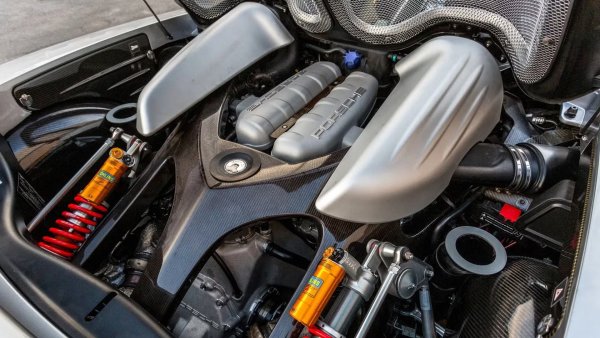 Porsche е най-известен със своите шестцилиндрови двигатели с плоско дъно, които са задвижвали различни поколения спортни автомобили 911, Boxster и Cayman в продължение на десетилетия. И все пак, V10, базиран на моторните спортове, монтиран на Carrera GT, е може би най-впечатляващият му двигател за шосейно движение. 

Този мотор се върти като супербайк, звучи несравнимо и осигурява на този суперавтомобил със средно разположен двигател производителност, която все още е впечатляваща повече от 20 години след дебюта му.