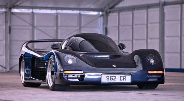 Огромният интерес към състезанията от Група С през 80-те роди множество такива частни проекти. За основа тук служи Porsche 956/962, шасито е от въглеродни влакна Reynold, а каросерията е стилизирана от Майк Симкоу. За съжаление планът не проработи и в крайна сметка бяха произведени само шест екземпляра. Автомобилът в Лондон е на практика работният прототип, използван за развитие на модела и сам ползващ основата на състезателната машина от Льо Ман през 1990.
