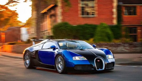Малко са колите, които са разклатили толкова сериозно автомобилния свят, както направи Bugatti Veyron. При представянето си това беше най-бързата кола на планетата, но и достатъчно луксозна, за да се използва като GT. Двигателят може да се похвали с мощност от 1184 к.с., позволявайки на колата да спринтира от 0-100 км/ч за 2.6 секунди и да достигне електронно ограничена максимална скорост от 385 км/ч. 
