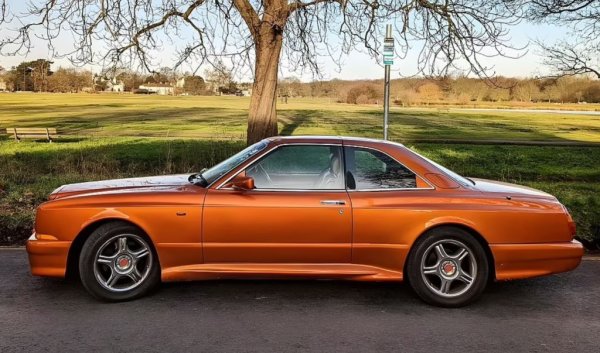 Continental R шокира света при дебюта си през 1991 в Женева. В продължение на десетилетие моделът беше непрекъснато развиван. Версията T с късо междуосие предлага 400 к.с. като начало, което нараства с времето. Sedanca Coupe (SC) е проектиран да отдаде почит на миналото на Bentley и включва повдигащи се стъклени панели на покрива. Марката построи само 73 бройки SC, а Mulliner направи още шест. Тази конкретна кола е използвана за рекламни цели от Bentley. 
