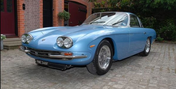 400GT 2+2 е последната еволюция на първия модел на Lamborghini, но вече доста се отличава от дебютното 350GT. Предният и задният капак все още са от алуминий, но корпусът е вече стоманен. Линията на покрива е по-висока, за да позволи 2+2 места. Междувременно двигателят е надграден до 3929 куб. см, като максималната мощност достига 320 к.с.. Така автомобилът вдига от 0 до 100 км/ч за  7,5 секунди, а мексималната му скорост е 251 км/ч. По-малко от 250 екземпляра от 400GT 2+2 са били произвеждани някога, а от тях само девет са с десен волан. 