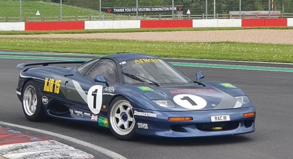 Базиран на спечелилия Льо Ман модел XJR-9, този XJR-15 беше на практика отговорът на Tom Walkinshaw Racing на тогавашния най-бърз автомобил в света - XJ220. Това е първата кола в историята, произведена от кевлар и въглеродни влакна. Сглобени са само 53 бройки. Тази конкретно е участвала в Jaguar Intercontinental Challenge в Монако, Силвърстоун и Спа. Автомобилът може да спринтира от 0 до 100 км/ч за 2,8 секунди и да достигне максимална скорост от 330 км/ч.
