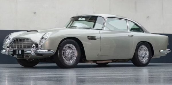 DB5 винаги ще е тясно свързан с Агент 007, но и сам по себе си е достатъчно ценен с елегантността си. Vantage е с три карбуратора Weber, за да осигурят 325 к.с. &ndash; значително повече от стандартния модел. И са направени само 65 Vantage купета. Този екземпляр е доставен през 1964 г. с екстериор Pale Primrose и черна кожа. 