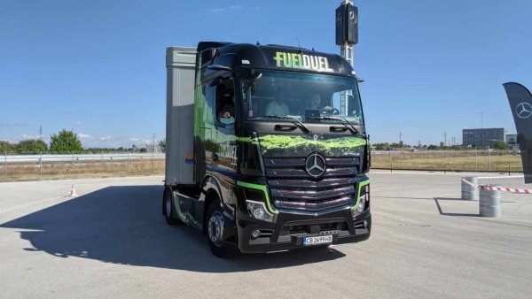 Спрямо 2023: -25% спад
И трите пазарни лидера отчитат спад спрямо много силната 2023 година, но при Actros той е относително умерен - само 25 на сто. Най-популярният тежък камион на Mercedes разчита на 15.6-литров шестцилиндров дизел с различни степени на мощност (до 625 коня), и на иновации като въведените преди няколко години дигитални огледала. 
