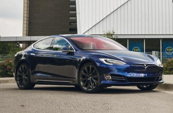 Да, трудно може този автомобил да се нарече конкурент на M8, тъй като е доста различен, но пък ако се разглеждат всички варианти, е хубаво да има и такъв, който не разполага с двигател с вътрешно горене. В полза на Tesla са просторният салон, двата багажника и впечатляващата динамика в режим Ludicrous, когато този семеен автомобил ускорява от 0 до 100 км/ч за 2,8 секунди.
