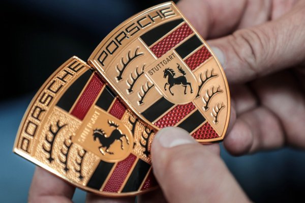 Един от най-характерните елементи на логото на Porsche е подскачащият кон в центъра на щита, който препраща към герба на Щутгарт. Името на града произлиза от коневъдството (Stutengarten буквално означава "кобилска градина" или "конюшня" на немски). В комбинация с името на града, Porsche по този начин се идентифицира с дома си в историческата област Швабия.
