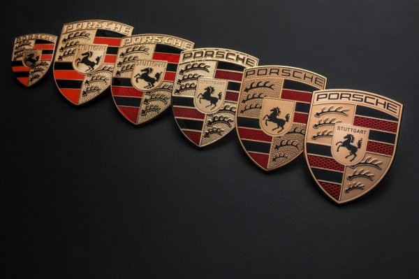 Черният и червеният цвят , както и стилизираните еленови рога, са взети от традиционния герб на провинция Вюртемберг-Хоенцолерн, създадена през 1945 г. след Втората световна война в Западна Германия като част от френската окупационна зона. През 1952 г. тя е обединена с новата федерална провинция Баден-Вюртемберг.
