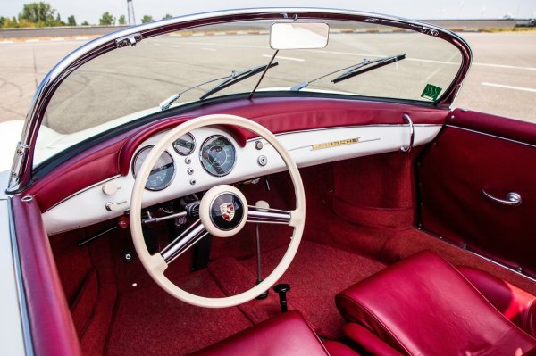 Американският вносител на автомобили Макс Хофман също играе важна роля в създаването на герба. Когато Фердинад Порше пътува до Съединените щати в края на 1951 г., Хофман обсъжда идеята за лого с него. На 27 декември 1951 година Порше отбелязва: "Центърът на волана трябва да е украсено с надпис "Porsche" и герба на Щутгарт или нещо подобно".
