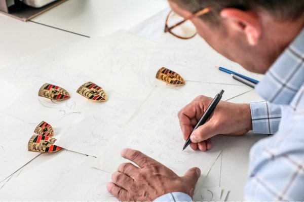 Франц Ксавер Реймспийс е дизайнерът на оригиналния герб на Porsche. Изключително талантлив художник, той вероятно проектира и логото на Volkswagen през 1936 г. В началото на 1952-ра той скицира първата версия на герба на Porsche. Компанията произвежда коли от 1948 г., но едва четири години по-късно върху тях се появява и герб.
