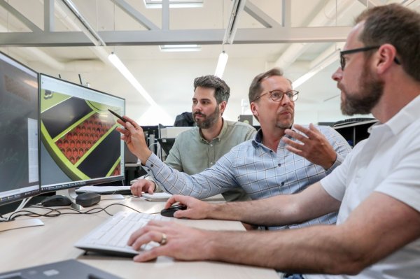 Друг интересен факт за щита на Porsche е, че той е защитен с авторски права от 1952 г. (DE 657728). Може да се използва с търговска цел само с изричното разрешение на компанията.
