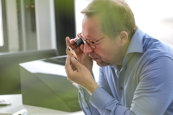 Новата версия на класическия герб на Porsche е преминала през изчерпателни тестове, за да отговори на най-високите стандарти за качество, включително такъв за климатични цикли в развойния център на Porsche във Вайсах.
