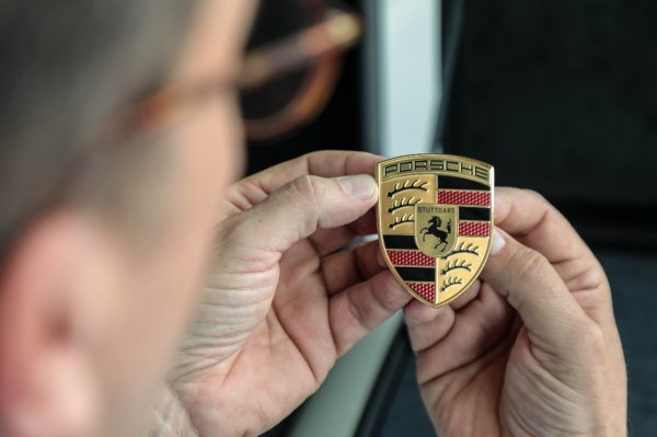 На 1 април 2019 година Porsche представи първия в света герб с интегриран QR код, т. нар. QREST.
