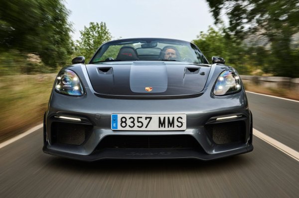 При някои модели, като например по-спортните RS, металното лого е заменено от стикер. Намерението е ясно: да се спести колкото е възможно повече тегло, дори и да е съвсем малко.